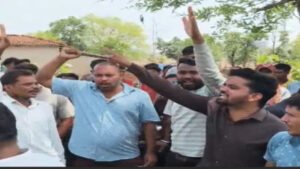 TI पर मारपीट का आरोप लगाकर पानी टंकी पर चढ़े दो युवक, पेट्रोल डालकर लगाई आग