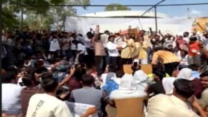 नीट पेपर लीक और शिक्षा व्यवस्था के मुद्दे पर जयपुर में आयोजित प्रदर्शन के दौरान विवाद, पुलिस ने दो युवकों को हिरासत में लिया।