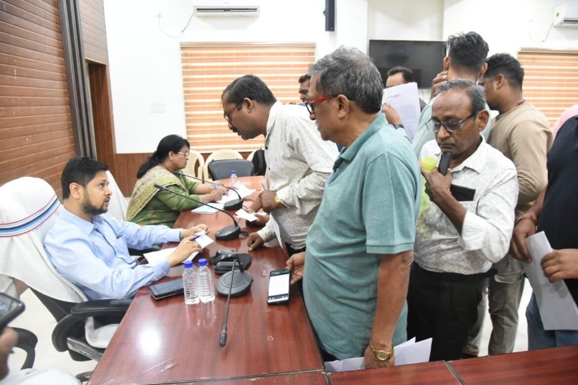 घर में 50 से ज्यादा कुत्ते, आतंक से परेशान लोगों ने कलेक्टर से लगाई मदद की गुहार