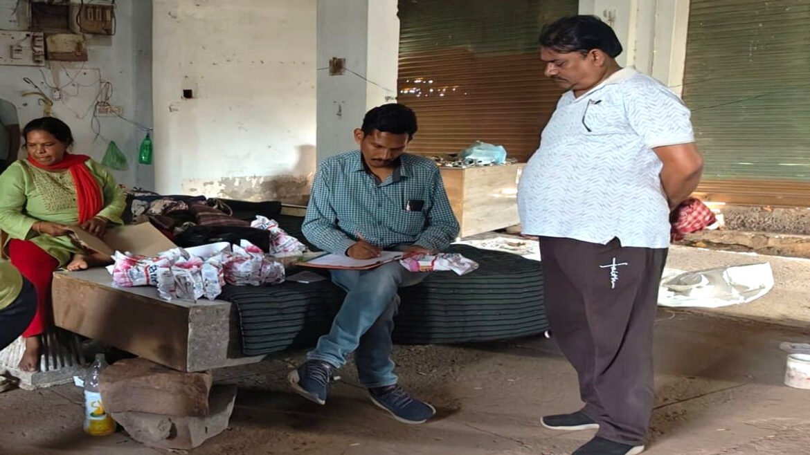 दुर्ग के कुथरेल गांव में अवैध गुटखा फैक्ट्री पर पुलिस और खाद्य विभाग की संयुक्त छापेमारी।