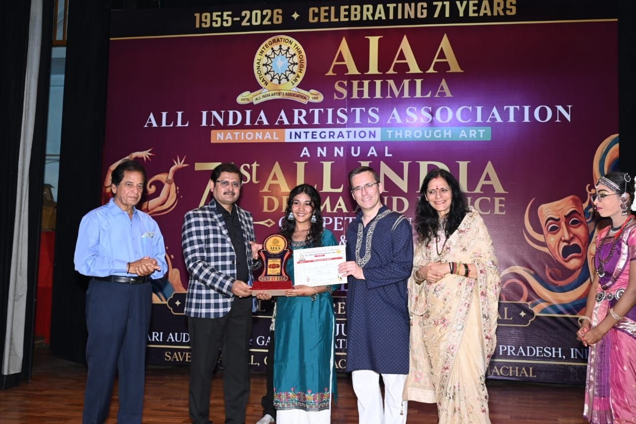 राष्ट्रीय नृत्य महोत्सव में पुरस्कार प्राप्त करती वेदश्री कलासंगम की छात्राएं