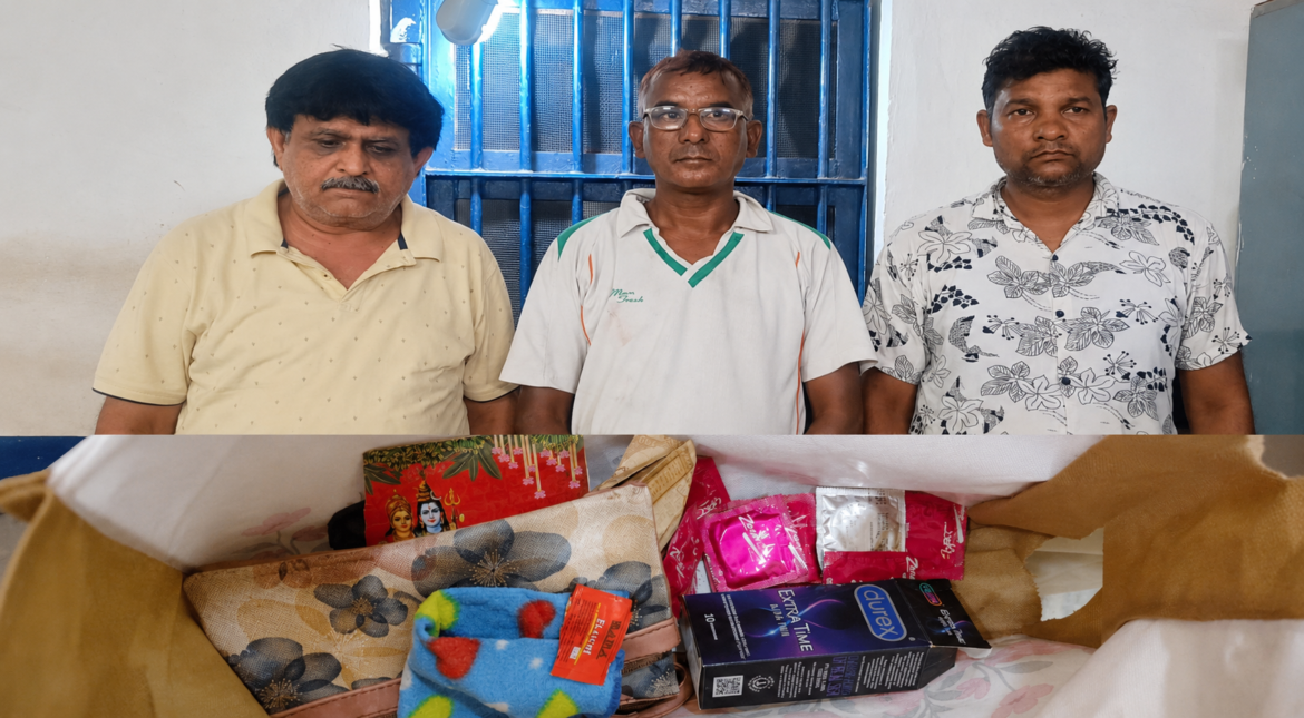 दुर्ग के इंदिरा मार्केट स्थित जलाराम लॉज में पुलिस की छापेमारी के दौरान जांच करती पुलिस टीम।