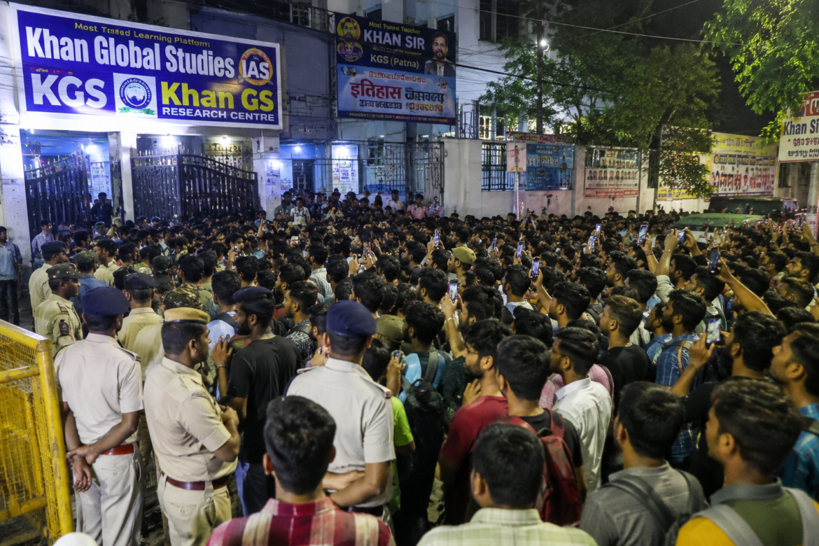 पटना में खान सर के कोचिंग सेंटर के बाहर जुटे छात्र और तैनात पुलिस बल।