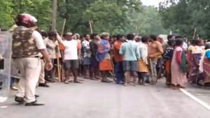  सूरजपुर में ग्रामीणों ने पुलिस पर किया हमला, DSP सहित 24 पुलिसकर्मी घायल 