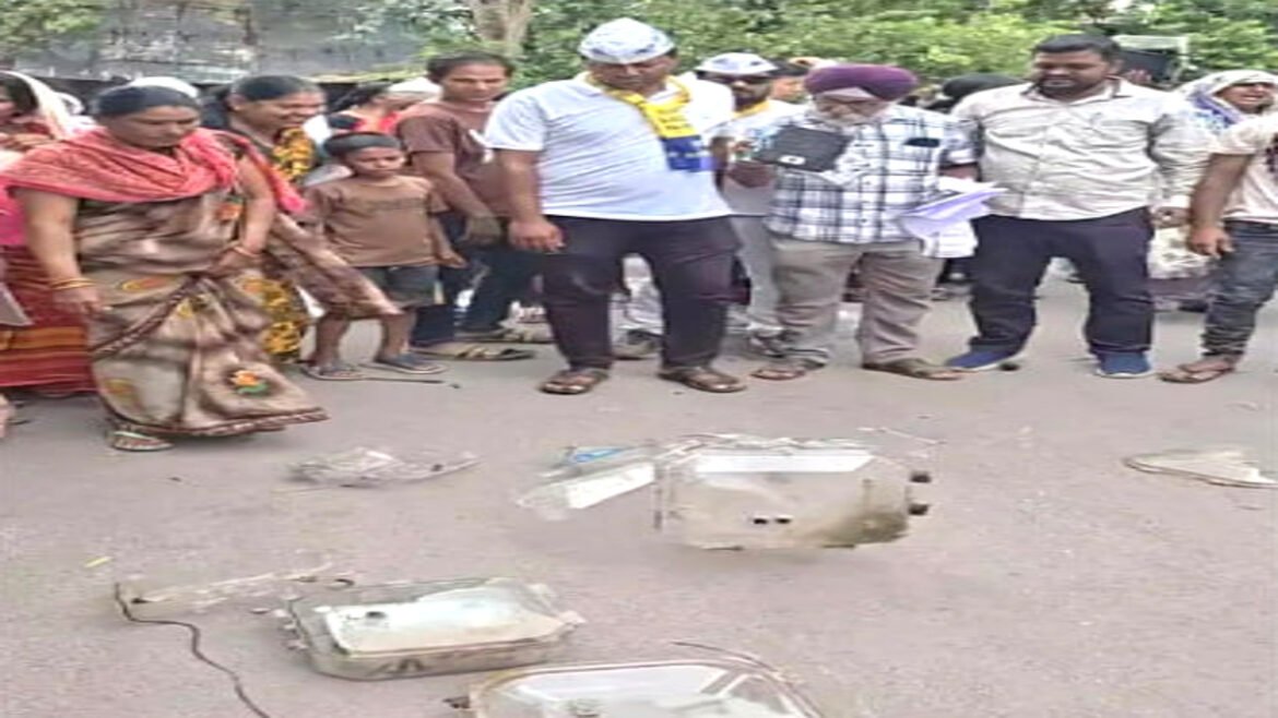 दुर्ग में स्मार्ट मीटर के विरोध में फूटा गुस्सा: जनदर्शन में मीटर तोड़कर किया प्रदर्शन