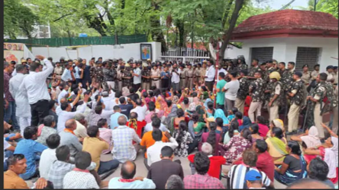 नकटी के विस्थापितों ने घेरा मंत्री ओपी का बांग्ला, पुलिस के साथ झुमाझटकी, फाड़े बैनर, पोस्टर