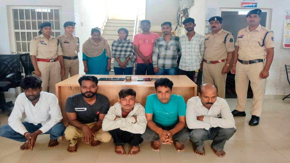 दुर्ग में जुए के अड्डे पर पुलिस की बड़ी कार्रवाई, 10 आरोपी गिरफ्तार; 44,100 नकद और 9 मोबाइल जब्त