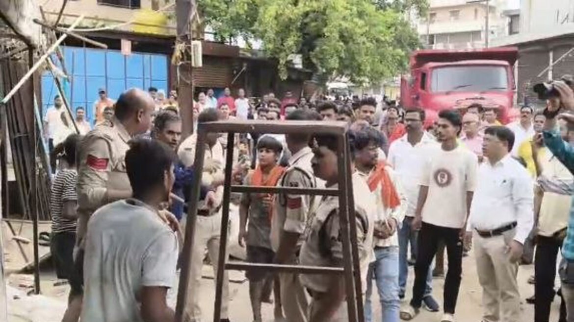भिलाई में बुलडोजर एक्शन के दौरान जमकर बवाल, व्यापारियों ने लगाया पक्षपात का आरोप