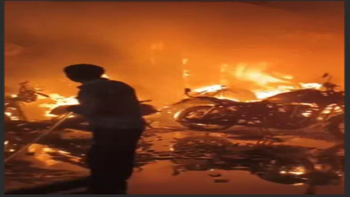 नोएडा: 4 मंजिला बिल्डिंग में भीषण आग, 2 की मौत, स्कूटी चार्जिंग के दौरान धमाके से हादसा