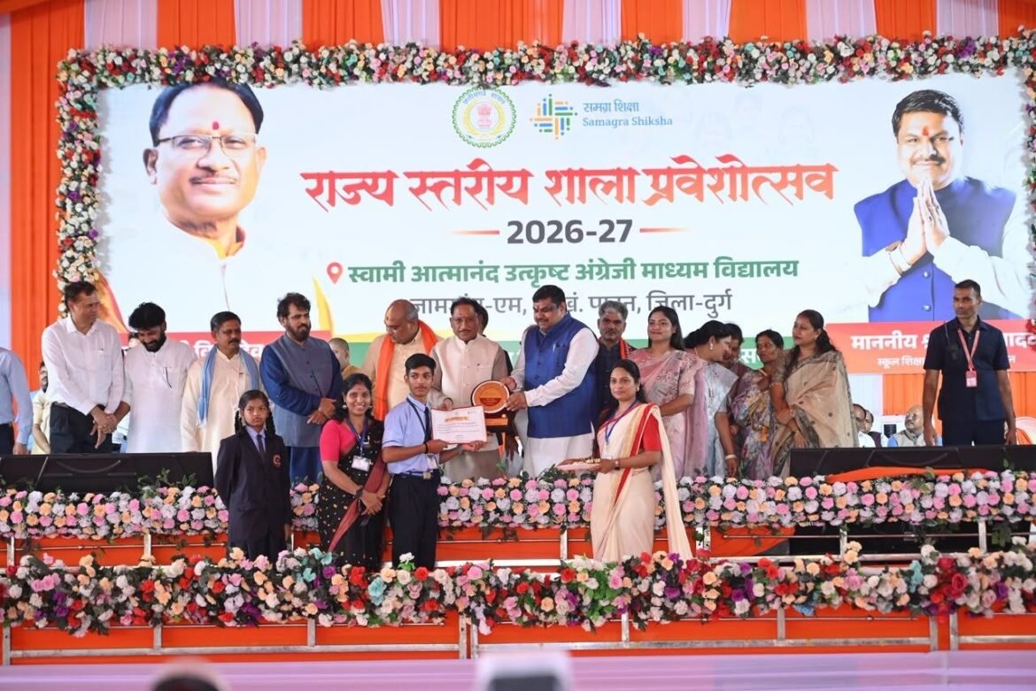CM ने तिलक लगाकर नवप्रवेशी बच्चों का किया स्वागत, दुर्ग जिले को 100 सीटर दो हॉस्टल की सौगात