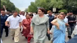 PM आवास के पास कांग्रेस का धरना, राहुल गांधी-प्रियंका समेत कई नेता हिरासत में