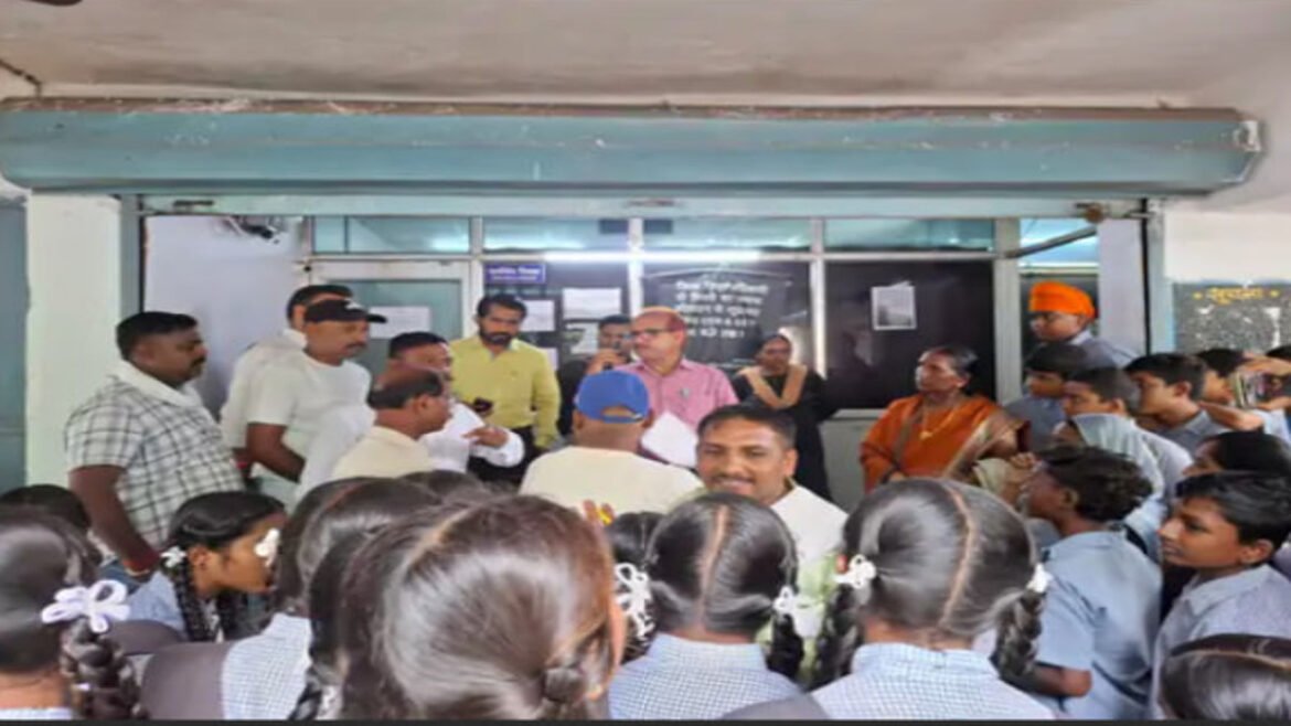 दुर्ग: छात्रों से मारपीट, सरकारी स्कूल की प्रधान पाठिका सस्पेंड, बच्चों ने लगाए गंभीर आरोप