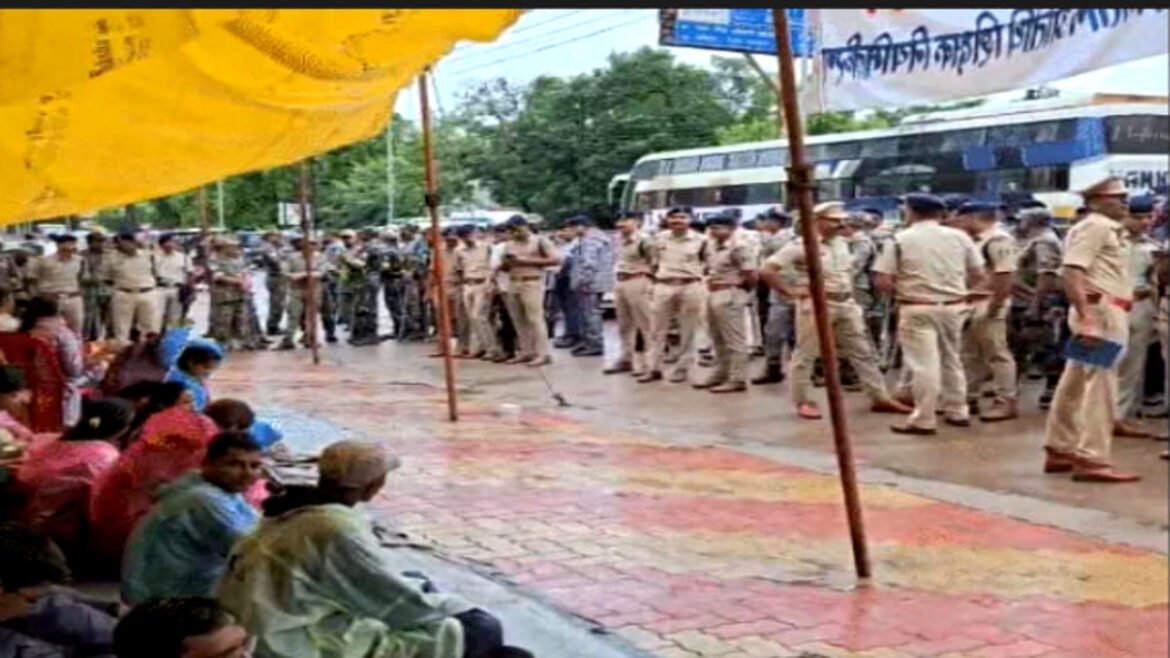 दुर्ग में अतिथि शिक्षकों के धरने पर पुलिस कार्रवाई, टेंट हटाए, 50 शिक्षक बसों में ले गए