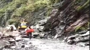 हिमाचल में चलती कार में गिरी पहाड़ से चट्टानें, 13 लोगों की मौत, सीएम ने जताया शोक