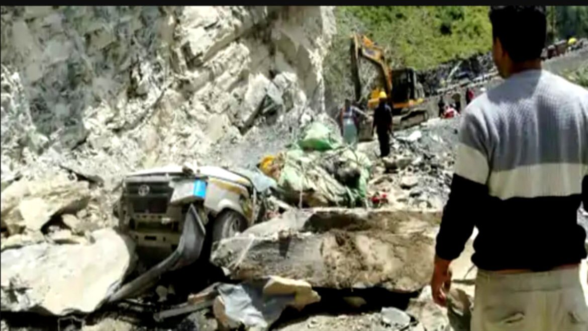 हिमाचल में चलती कार में गिरी पहाड़ से चट्टानें, 13 लोगों की मौत, सीएम ने जताया शोक