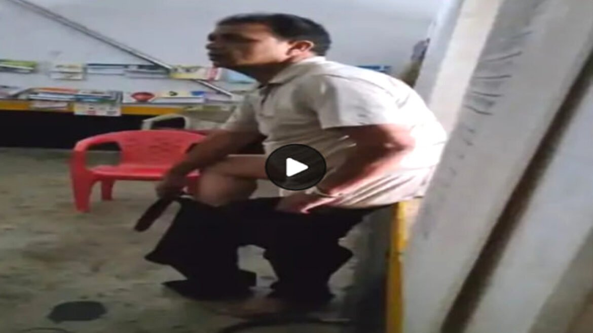 सरकारी स्कूल में हेड मास्टर ने बच्चों के सामने उतारी पैंट, क्लास रूम में किया पेशाब