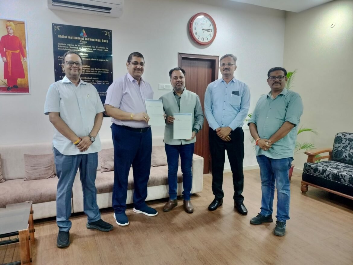बीआईटी दुर्ग और स्मार्ट ब्रिज के बीच एमओयू पर हस्ताक्षर करते संस्थान के प्रतिनिधि।