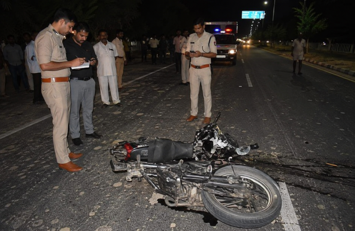 भिलाई के पुलगांव थाना क्षेत्र में सड़क हादसे के बाद मौके पर खड़ी क्षतिग्रस्त बाइक और जांच करती पुलिस।
