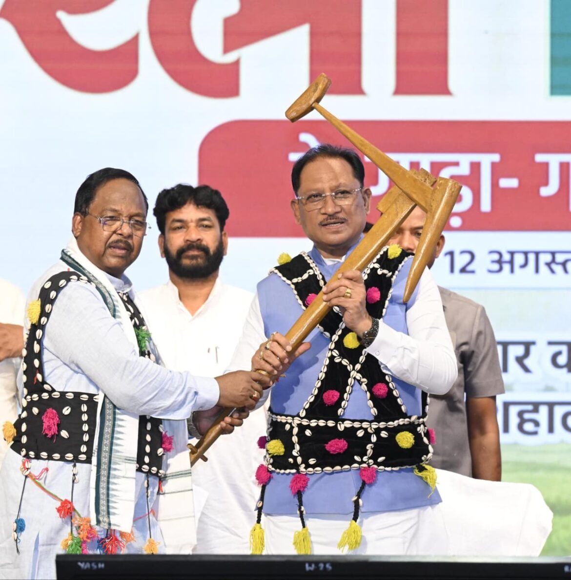 मुख्यमंत्री साय ने हरेली तिहार पर कृषि औजारों और गौवंश की पूजा की