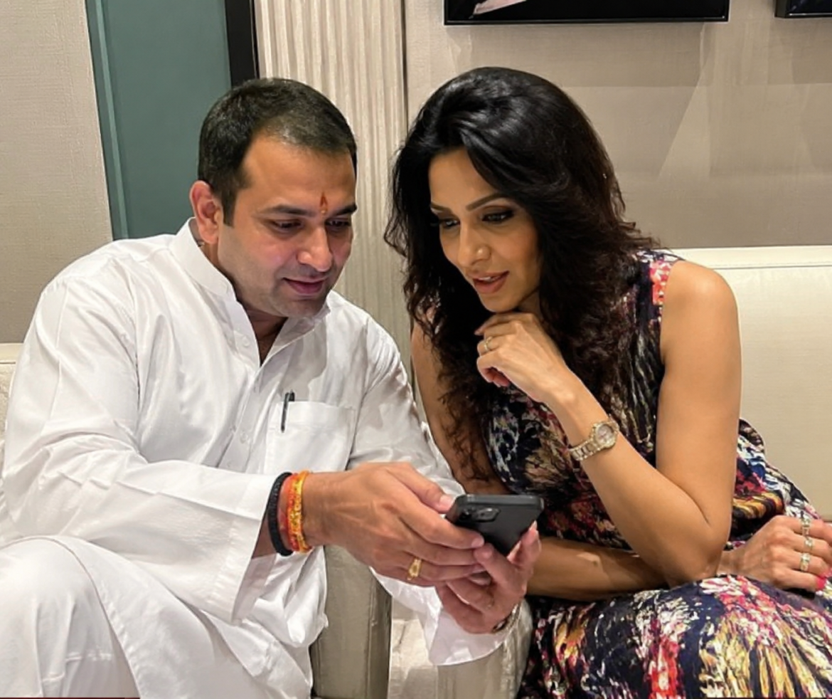 तेज प्रताप यादव और अभिनेत्री मल्लिका शेरावत साथ बैठे हुए, सोशल मीडिया पर वायरल वीडियो
