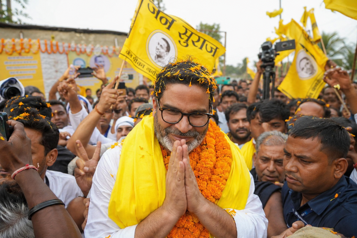 बांकीपुर विधानसभा उपचुनाव में जीत के बाद समर्थकों का अभिवादन करते जन सुराज के संस्थापक प्रशांत किशोर।
