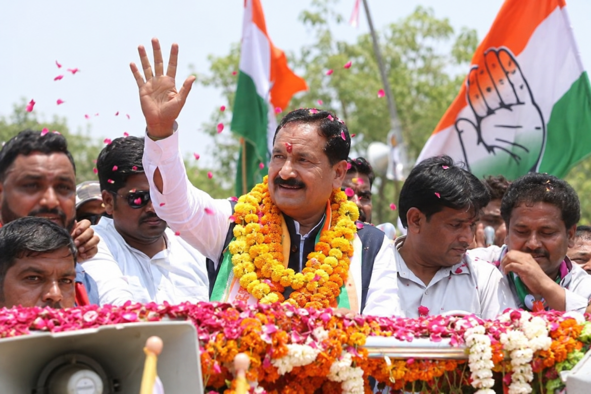 दतिया विधानसभा उपचुनाव में जीत के बाद कांग्रेस उम्मीदवार घनश्याम सिंह का समर्थकों द्वारा स्वागत।