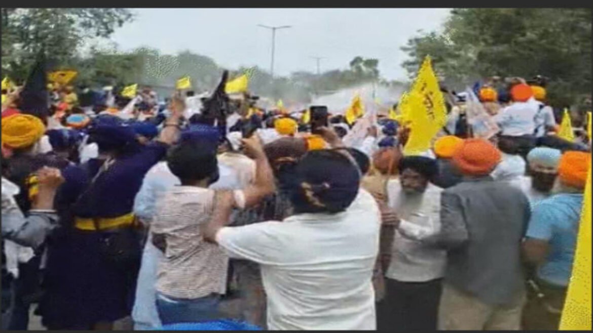 सिख बंदियों की रिहाई की मांग को लेकर चंडीगढ़ में प्रदर्शन, बैरिकेड तोड़ने की कोशिश पर पुलिस ने चलाया वाटर कैनन