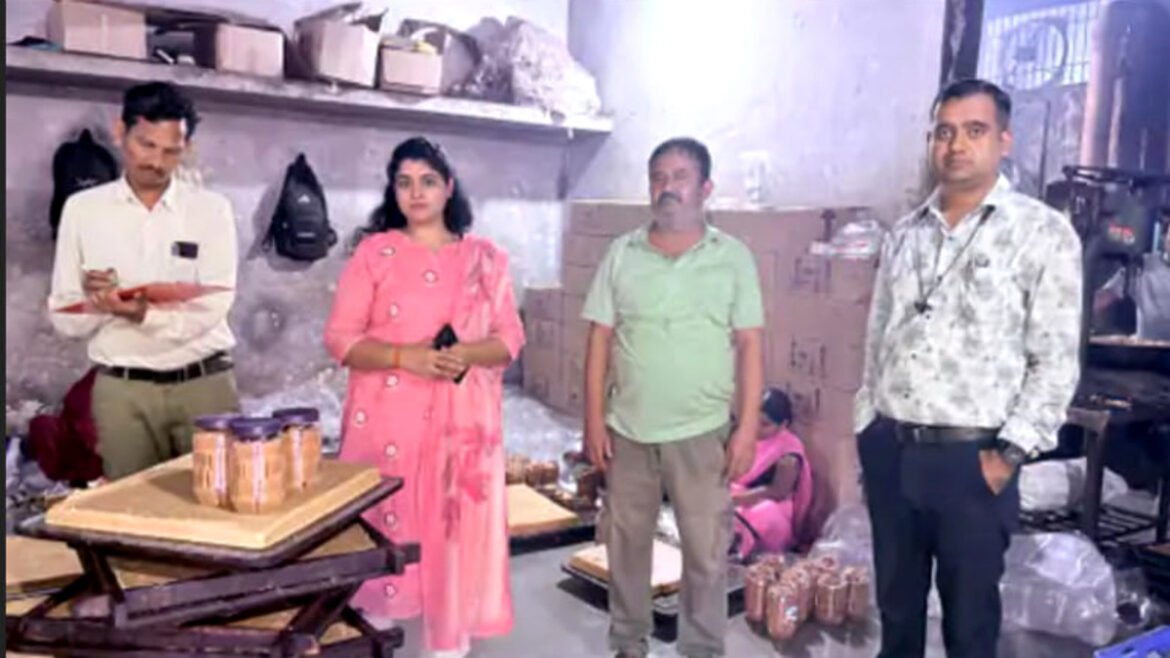 रक्षाबंधन से पहले भिलाई में खाद्य विभाग की बड़ी कार्रवाई, बिना लाइसेंस चल रही मिठाई फैक्ट्री सील