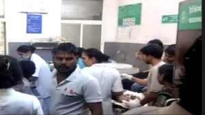 कांवड़ियों के जत्थे में घुसी तेज रफ्तार स्कॉर्पियो, 26 घायल, गुस्साई भीड़ ने वाहन फूंका