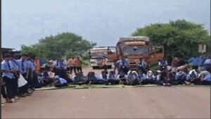 शिक्षा मंत्री के गृह जिले में शिक्षकों की कमी से नाराज छात्र सड़क पर उतरे, किया चक्काजाम 