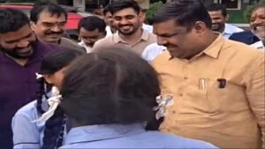  आंदोलन करने वाले छात्रों के स्कूल पहुंचे शिक्षा मंत्री, बोले-हर समस्या का समाधान, सेल्फी भी ली 