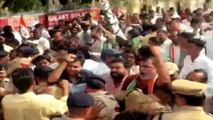  मुख्य चुनाव आयुक्त  ज्ञानेश कुमार के इस्तीफे की मांग, छत्तीसगढ़ में कांग्रेस का प्रदर्शन, पुलिस से झड़प