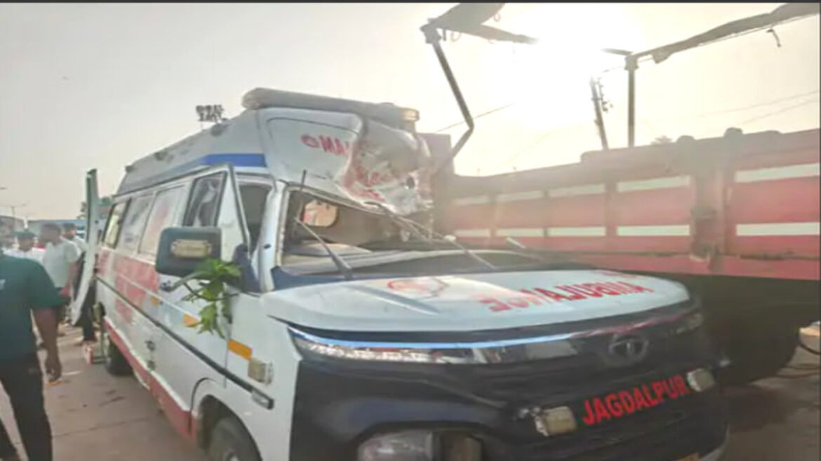 धमतरी में दर्दनाक सड़क हादसा: डिवाइडर से टकराकर ट्रैक्टर-ट्रॉली में घुसी एंबुलेंस, नर्स की मौत