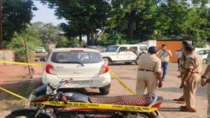  छत्तीसगढ़ में पुलिसकर्मी की बेटी पर एसिड अटैक, लाइब्रेरी से लौटते वक्त युवक ने किया हमला 