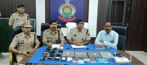 ठाणे में दुर्ग पुलिस की बड़ी कार्रवाई: ऑनलाइन सट्टा-बेटिंग के दो पैनल पकड़े, 10 गिरफ्तार