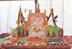  दुर्ग एसएसपी विजय अग्रवाल ने की शस्त्र पूजा, पुलिसकर्मियों ने की हर्ष फायरिंग 