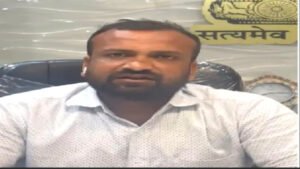 नायब तहसीलदार का बीच सड़क पर बर्थडे सेलिब्रेशन, आतिशबाजी का वीडियो वायरल
